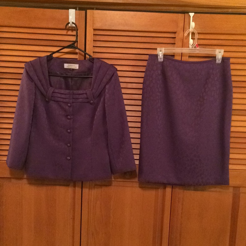Tahari Arthur S Levine purple skirted suit Size 8